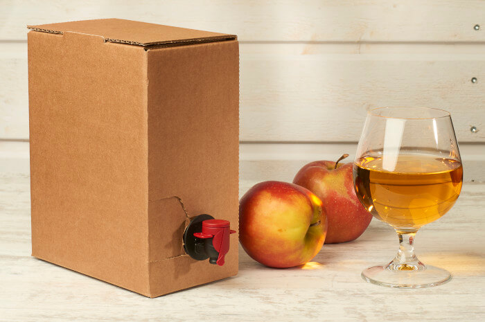 Bag In Box kartong med äpple och ett glas egengjord must